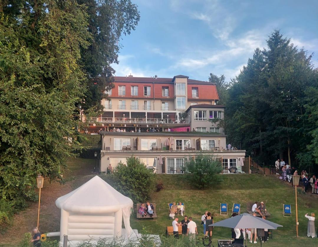 Strandhotel Vier Jahreszeiten Buckow Bagian luar foto